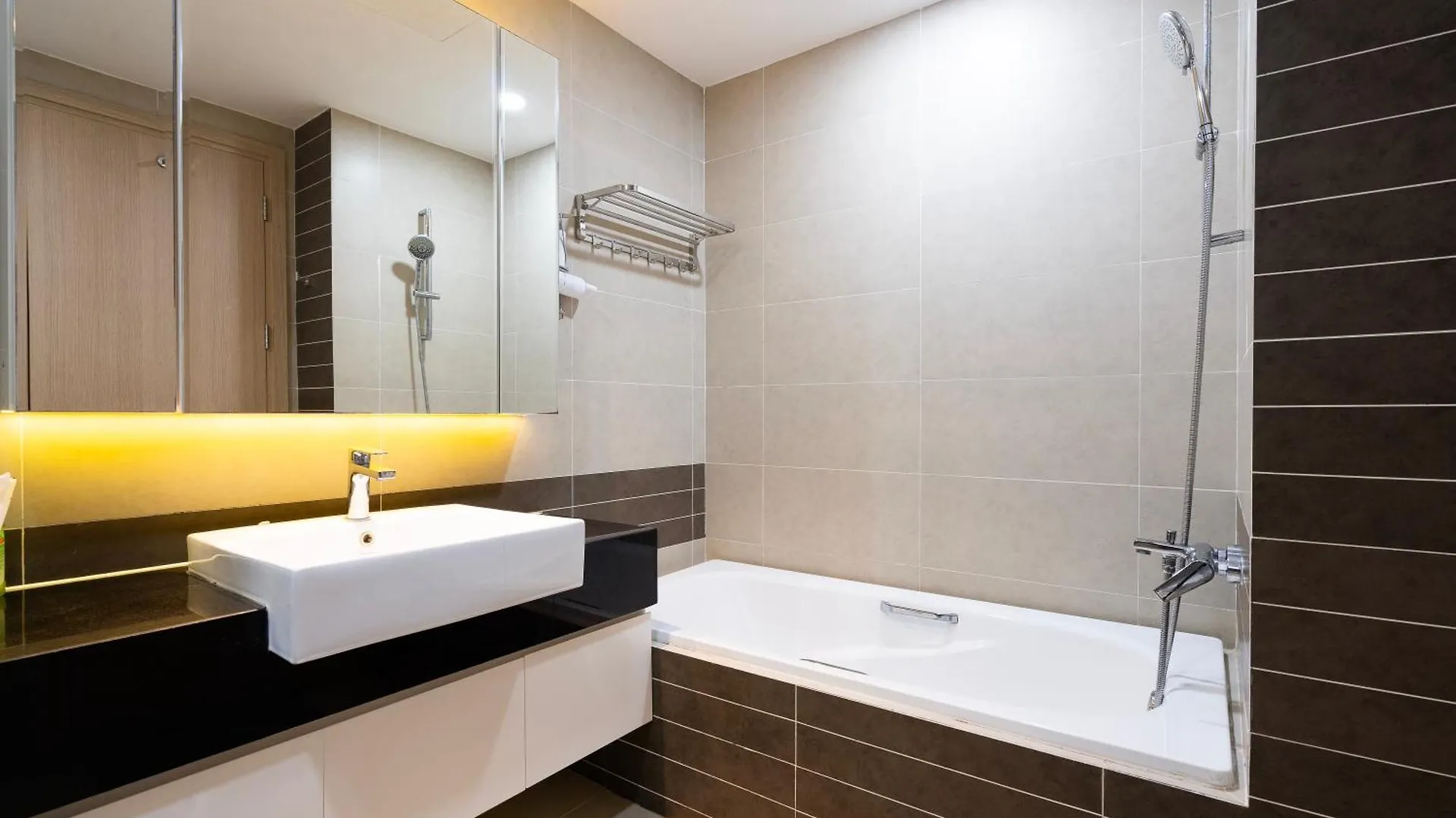Double E Saigon Apartment In Rivergate Building 호치민